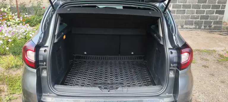 Продам рено каптюр. 2018 г. Автомат, 1.6, передний привод, бензин/газ. Газ оформлен официально. Лобовое стекло родное без повреждений с электрообогревом, максимальная комплектация, чистый ухоженный салон, подогрев сидений, усилитель руля, абс, центральный замок, сигнализация, дополнительно установлен замок на коробку, мульти руль, камера заднего вида, парктроники, бесключевой доступ, автозапуск двигателя, хорошая мультимедия, электроскладывание зеркал, идеальное состояние, 2 ключа, 2 комплекта резины (новая), пробег 150 т. Км. Никаких вложений не требует. Цена 1 600 000 руб. Торг. Горловка. +7949 332 86 67 сергей. - фотография - 5