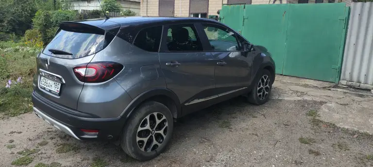 Продам рено каптюр. 2018 г. Автомат, 1.6, передний привод, бензин/газ. Газ оформлен официально. Лобовое стекло родное без повреждений с электрообогревом, максимальная комплектация, чистый ухоженный салон, подогрев сидений, усилитель руля, абс, центральный замок, сигнализация, дополнительно установлен замок на коробку, мульти руль, камера заднего вида, парктроники, бесключевой доступ, автозапуск двигателя, хорошая мультимедия, электроскладывание зеркал, идеальное состояние, 2 ключа, 2 комплекта резины (новая), пробег 150 т. Км. Никаких вложений не требует. Цена 1 600 000 руб. Торг. Горловка. +7949 332 86 67 сергей. - фотография - 3