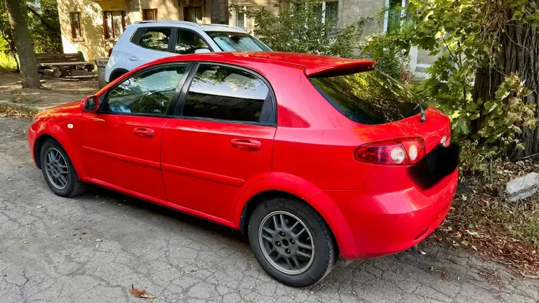Chevrolet lacetti хэтчбек 1,6 2004 года, механика, передний привод, хорошее состояние для своих годов. Все вопросы по телефону. Цена 480000 руб. , торг. +79493981326 - фотография - 3