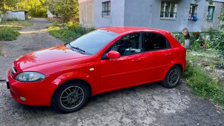 Chevrolet lacetti хэтчбек 1,6 2004 года, механика, передний привод, хорошее состояние для своих годов. Все вопросы по телефону. Цена 480000 руб. , торг. +79493981326 - фотография - 8