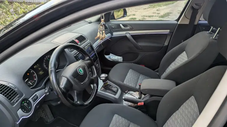 Skoda octavia 2013г. , двигатель 1.8, на классическом автомате.
Пробег 220 000. Я собственник.
Во владении больше 2х лет.
2 Комплекта резины.
Вместе с машиной отдам хороший багажник на крышу.
Подсветка салона, подсветка улицы в зеркалах.
Машина в хорошем состоянии!
Цена 1 000 000.
+79493285925(Мах)
+79013963844 - фотография - 6