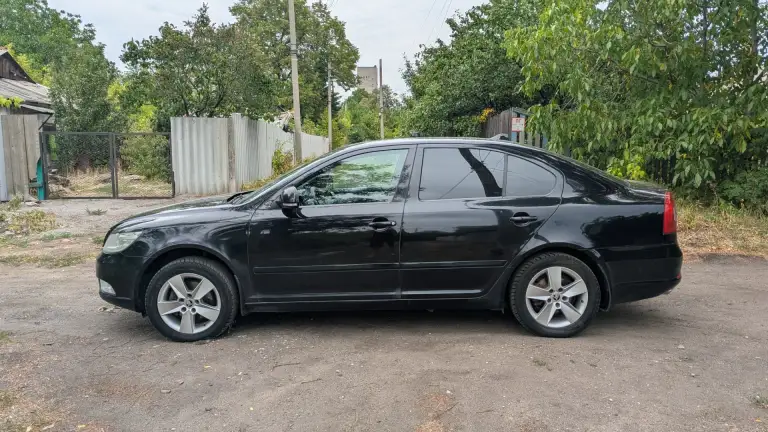 Skoda octavia 2013г. , двигатель 1.8, на классическом автомате.
Пробег 220 000. Я собственник.
Во владении больше 2х лет.
2 Комплекта резины.
Вместе с машиной отдам хороший багажник на крышу.
Подсветка салона, подсветка улицы в зеркалах.
Машина в хорошем состоянии!
Цена 1 000 000.
+79493285925(Мах)
+79013963844 - фотография - 3