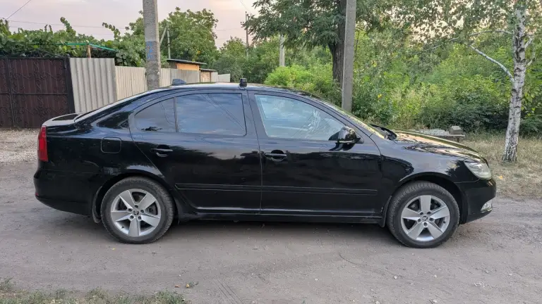 Skoda octavia 2013г. , двигатель 1.8, на классическом автомате.
Пробег 220 000. Я собственник.
Во владении больше 2х лет.
2 Комплекта резины.
Вместе с машиной отдам хороший багажник на крышу.
Подсветка салона, подсветка улицы в зеркалах.
Машина в хорошем состоянии!
Цена 1 000 000.
+79493285925(Мах)
+79013963844 - фотография - 4