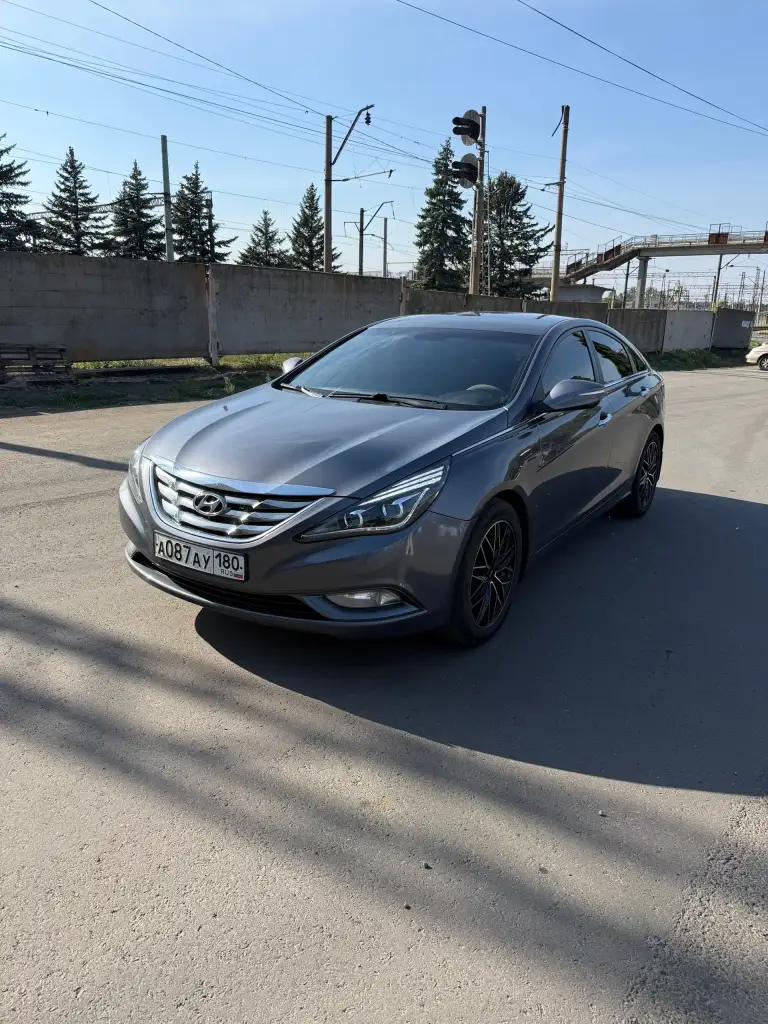 Hyundai sonata yf

Год: 2012
Мотор: 2.0 акпп / автомат
Пробег 202 500
Собственник

Машина в хорошем состоянии, мотор работает отлично, автомат переключает плавно, по ходовой части полностью обслужена
Кондиционер климат, круиз контроль, подогревы передних сидений, мульти руль, подрулевые лепестки, подсветка салона куча режимов и цветов управление с телефона, черный потолок, кожаный салон, стоит хорошая громкая музыка, стоит гбо евро 4 зарегистрировано, установлена сигнализация starline e96v2 с автозапуском и управлением с телефона,2 комплекта дисков с резиной лето r18, зима r17.
Машина с салона в одной семье, не пригон, куплена в донецке в салоне в 2012.

Цена: 1.2🍋₽ (торг)
Обмен не интересует

+79493355688
Машина в городе иловайск, езжу каждый день - фотография - 5