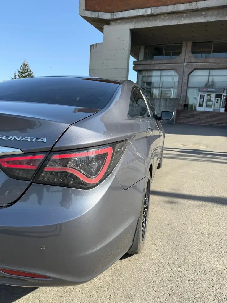 Hyundai sonata yf

Год: 2012
Мотор: 2.0 акпп / автомат
Пробег 202 500
Собственник

Машина в хорошем состоянии, мотор работает отлично, автомат переключает плавно, по ходовой части полностью обслужена
Кондиционер климат, круиз контроль, подогревы передних сидений, мульти руль, подрулевые лепестки, подсветка салона куча режимов и цветов управление с телефона, черный потолок, кожаный салон, стоит хорошая громкая музыка, стоит гбо евро 4 зарегистрировано, установлена сигнализация starline e96v2 с автозапуском и управлением с телефона,2 комплекта дисков с резиной лето r18, зима r17.
Машина с салона в одной семье, не пригон, куплена в донецке в салоне в 2012.

Цена: 1.2🍋₽ (торг)
Обмен не интересует

+79493355688
Машина в городе иловайск, езжу каждый день - фотография - 9