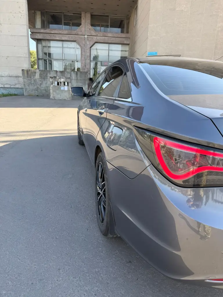 Hyundai sonata yf

Год: 2012
Мотор: 2.0 акпп / автомат
Пробег 202 500
Собственник

Машина в хорошем состоянии, мотор работает отлично, автомат переключает плавно, по ходовой части полностью обслужена
Кондиционер климат, круиз контроль, подогревы передних сидений, мульти руль, подрулевые лепестки, подсветка салона куча режимов и цветов управление с телефона, черный потолок, кожаный салон, стоит хорошая громкая музыка, стоит гбо евро 4 зарегистрировано, установлена сигнализация starline e96v2 с автозапуском и управлением с телефона,2 комплекта дисков с резиной лето r18, зима r17.
Машина с салона в одной семье, не пригон, куплена в донецке в салоне в 2012.

Цена: 1.2🍋₽ (торг)
Обмен не интересует

+79493355688
Машина в городе иловайск, езжу каждый день - фотография - 3