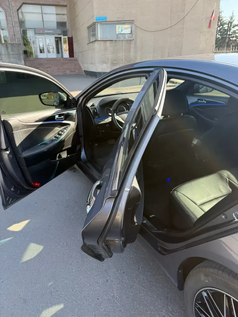Hyundai sonata yf

Год: 2012
Мотор: 2.0 акпп / автомат
Пробег 202 500
Собственник

Машина в хорошем состоянии, мотор работает отлично, автомат переключает плавно, по ходовой части полностью обслужена
Кондиционер климат, круиз контроль, подогревы передних сидений, мульти руль, подрулевые лепестки, подсветка салона куча режимов и цветов управление с телефона, черный потолок, кожаный салон, стоит хорошая громкая музыка, стоит гбо евро 4 зарегистрировано, установлена сигнализация starline e96v2 с автозапуском и управлением с телефона,2 комплекта дисков с резиной лето r18, зима r17.
Машина с салона в одной семье, не пригон, куплена в донецке в салоне в 2012.

Цена: 1.2🍋₽ (торг)
Обмен не интересует

+79493355688
Машина в городе иловайск, езжу каждый день - фотография - 10