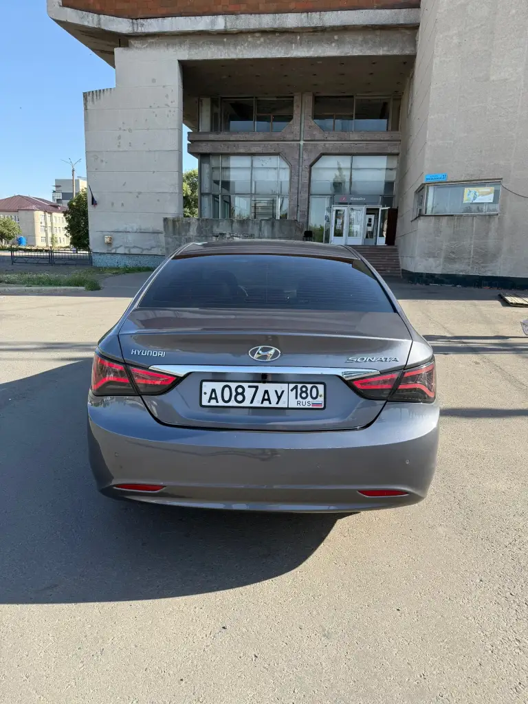 Hyundai sonata yf

Год: 2012
Мотор: 2.0 акпп / автомат
Пробег 202 500
Собственник

Машина в хорошем состоянии, мотор работает отлично, автомат переключает плавно, по ходовой части полностью обслужена
Кондиционер климат, круиз контроль, подогревы передних сидений, мульти руль, подрулевые лепестки, подсветка салона куча режимов и цветов управление с телефона, черный потолок, кожаный салон, стоит хорошая громкая музыка, стоит гбо евро 4 зарегистрировано, установлена сигнализация starline e96v2 с автозапуском и управлением с телефона,2 комплекта дисков с резиной лето r18, зима r17.
Машина с салона в одной семье, не пригон, куплена в донецке в салоне в 2012.

Цена: 1.2🍋₽ (торг)
Обмен не интересует

+79493355688
Машина в городе иловайск, езжу каждый день - фотография - 4