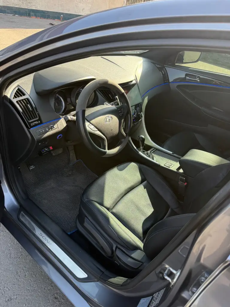 Hyundai sonata yf

Год: 2012
Мотор: 2.0 акпп / автомат
Пробег 202 500
Собственник

Машина в хорошем состоянии, мотор работает отлично, автомат переключает плавно, по ходовой части полностью обслужена
Кондиционер климат, круиз контроль, подогревы передних сидений, мульти руль, подрулевые лепестки, подсветка салона куча режимов и цветов управление с телефона, черный потолок, кожаный салон, стоит хорошая громкая музыка, стоит гбо евро 4 зарегистрировано, установлена сигнализация starline e96v2 с автозапуском и управлением с телефона,2 комплекта дисков с резиной лето r18, зима r17.
Машина с салона в одной семье, не пригон, куплена в донецке в салоне в 2012.

Цена: 1.2🍋₽ (торг)
Обмен не интересует

+79493355688
Машина в городе иловайск, езжу каждый день - фотография - 6