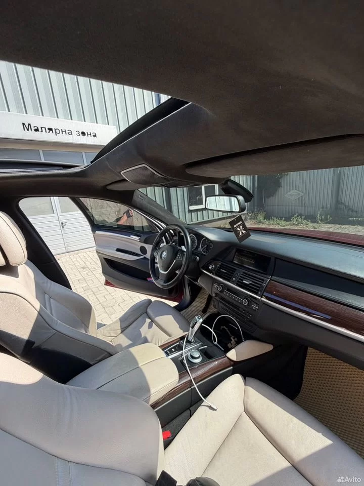 Продам bmw x6 e71.50i 4.4, 2009. Европеец экспортного исполнения люкс!
Кожаный салон, кожаная панель, чёрный потолок "алькантара"
Проекция на лобовое, навигация, музыка премиум, тв, камера заднего вида
Подогрев всех сидений, руля, четырёх зонный климат контроль.
Доводчики дверей. Пневматическая подвеска, двигатель, коробка идеальны,
Едет ровно и бодро. Подвеска перебранная. Ни одной ошибки,
Все кнопки и лампочки работают. Докатка в комплекте.
Машина ухожена и обслужена. Пробег 215 000 км. Цена 1 600 000. - фотография - 2