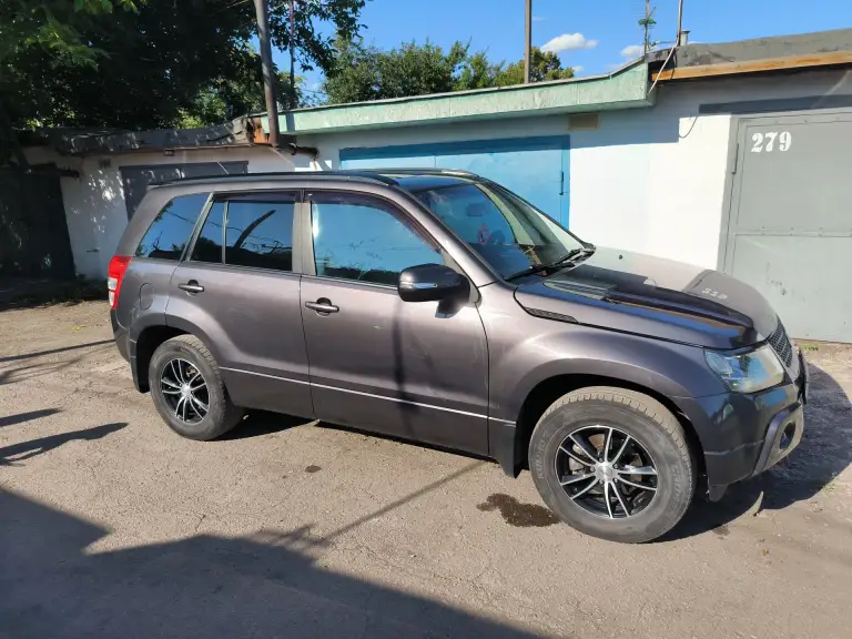 Продам suzuki grand vitara. 2010 год. Машина обслужена от и до, все масла везде поменяны. Автомат не пинает, работает чётко, полный привод без проблем. Двигатель масло не употребляет. Машина обработана. Гнили и ржавчины нет. Машине сделан чип тюнинг (едет бодро). Клапана отрегулированы под газ. Сделано дхо (дальний в пол накала) сигнализация staline с автозапуском. Музыка хорошая играет достойно. Камера заднего вида. Машине сделана шумоизоляция. Круиз контроль, климат контроль, кондиционер холодит идеально. Печка жарит, зимой очень тепло. Ходовая: перед перебрал, зад всё в отличном состоянии. За машину не стыдно, вид имеет, вложено много сил и денег. Цена 1.2 млн. Установлено гбо. Техосмотр пройден. +79493209287 - фотография - 3