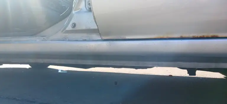 Ниссан альмера н16 2000г. 1.5l 90л. С. Автомобиль технически в хорошем состоянии, двигатель работает хорошо, масло не кушает. Мкпп ремонтировалась около 8000км тому. Подвеска живая, недавно заменено масло, тормозная жидкость, задние колодки (суппорта обслужены). Пороги новые, дно на 3/4 поварено, кузовом нужно заниматься (на фото видно). На вопросы отвечу по телефону +79494500956 цена 170000₽. Торг есть! - фотография - 5