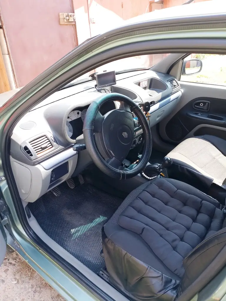 Продаётся renault symbol 2007 года. Находится в г. Свердловске лнр. Пробег 127 тысяч, машина в очень хорошем состоянии, ездит и радует каждый день.
Что по мотору — тут все честно, сухой, нигде ничего не те чёт, масло не ест, замена масла и фильтров каждые 7-8 тысяч. Двигатель 1.4, 75 лошадей, состояние очень хорошее, работает тихо и ровно. Очень надежный агрегат, проверенный временем. Если обслуживать, будет радовать еще долго.
Ходовая в хорошем состоянии. Резина лето прошла 1 сезон.
По салону - кондиционер исправный, в жару спасает отлично, сиденья очень мягкие, водительское сиденье и руль регулируются по высоте, магнитола, электро-регулировка зеркал.
Кузов тоже в хорошем состоянии, оцинкованный, ухоженный, без коррозии, лкп выглядит прилично.
С документами все в порядке. Цена 390 тыс. Рублей (торг уместен), все вопросы по телефону +79591016871 сергей. - фотография - 5