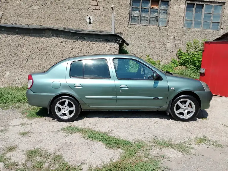 Продаётся renault symbol 2007 года. Находится в г. Свердловске лнр. Пробег 127 тысяч, машина в очень хорошем состоянии, ездит и радует каждый день.
Что по мотору — тут все честно, сухой, нигде ничего не те чёт, масло не ест, замена масла и фильтров каждые 7-8 тысяч. Двигатель 1.4, 75 лошадей, состояние очень хорошее, работает тихо и ровно. Очень надежный агрегат, проверенный временем. Если обслуживать, будет радовать еще долго.
Ходовая в хорошем состоянии. Резина лето прошла 1 сезон.
По салону - кондиционер исправный, в жару спасает отлично, сиденья очень мягкие, водительское сиденье и руль регулируются по высоте, магнитола, электро-регулировка зеркал.
Кузов тоже в хорошем состоянии, оцинкованный, ухоженный, без коррозии, лкп выглядит прилично.
С документами все в порядке. Цена 390 тыс. Рублей (торг уместен), все вопросы по телефону +79591016871 сергей. - фотография - 2