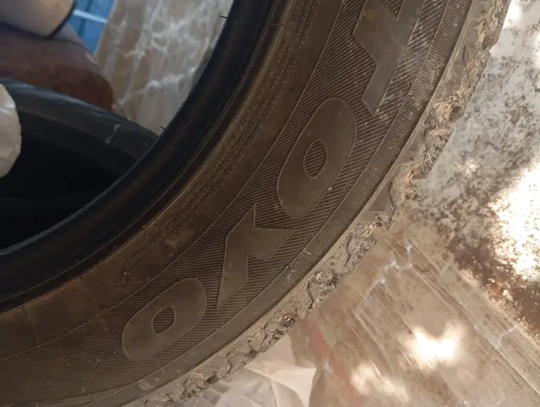 Продам 4 зимние шины toyo 225\60\ r18. Остаток протектора 6-7 мм. Состояние хорошее, без шишек, порезов и т. Д. Цена 16000 т. +79493480477 торг. - фотография - 1