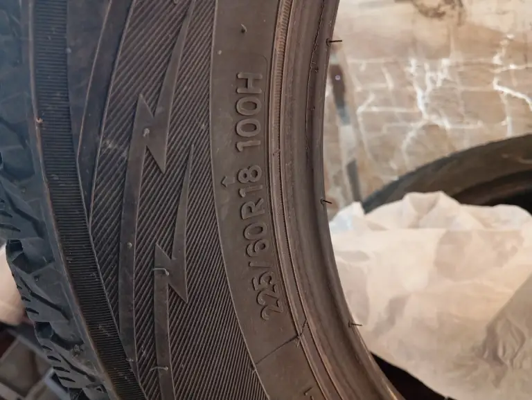 Продам 4 зимние шины toyo 225\60\ r18. Остаток протектора 6-7 мм. Состояние хорошее, без шишек, порезов и т. Д. Цена 16000 т. +79493480477 торг. - фотография - 2