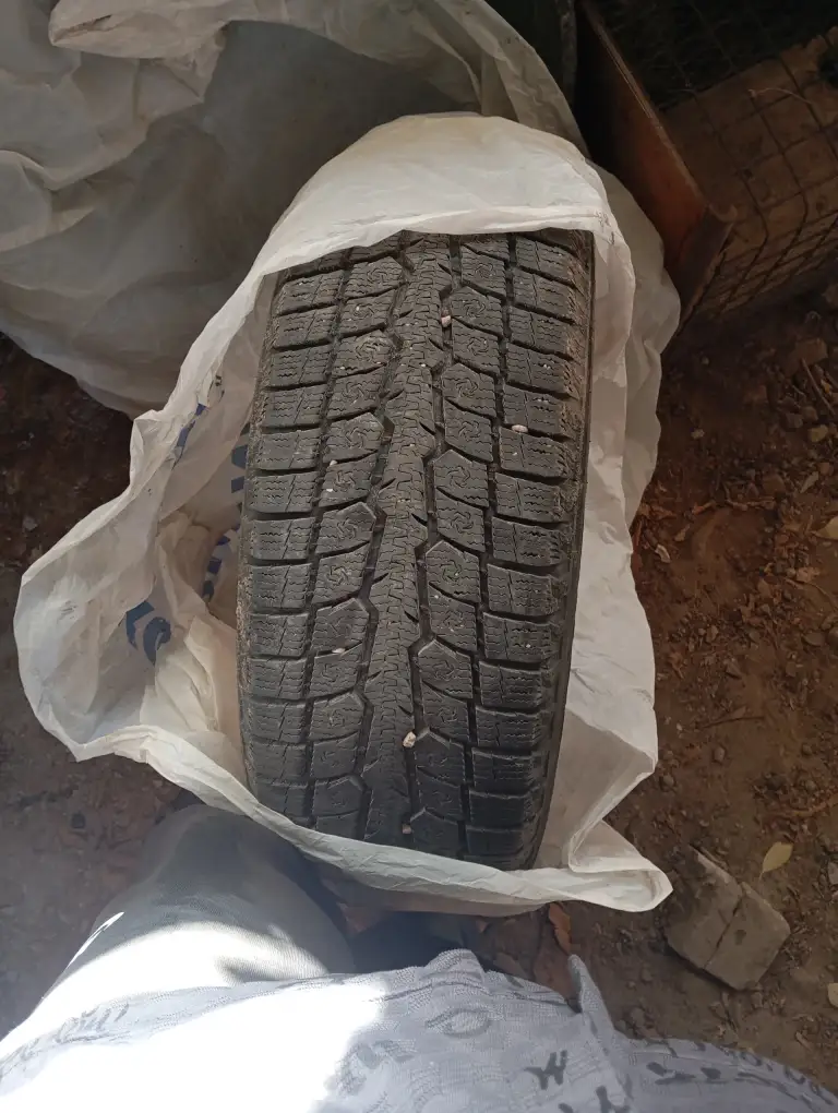Продам 4 зимние шины toyo 225\60\ r18. Остаток протектора 6-7 мм. Состояние хорошее, без шишек, порезов и т. Д. Цена 16000 т. +79493480477 торг. - фотография - 3