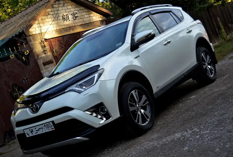 Продам toyota rav4 2016г. Рестайлинг (официал, сборка япония; покупали 10.08.2016г) идеал-эксклюзив, 2.0 4wd автомат. Полный привод(идеально обслуженный и рабочий), пробег в основном трасса: 171000 (родной: подтвержденный автотекой, которая чистая ;без юридических и технических нюансов, вся зеленая). Фактически один хозяин. Сервисная книжка и комплект ключей. Авто местное из ставропольского края( не москва, не питер и тем более не пригон ). Я хозяин (нахожусь в г. Макеевке). Авто в родном заводском окрасе 200%-даже бампера(цвет очень красивый white crystal shine перламутр). Ничего не крутилось и не снималось(все в оригинале, в том числе стекла по кругу ). Авто практически стояло, состояние нового как с автосалона авто(без вмятин сколов и царапин). Эксплуатировалась в семье не курящих, как машина выходного дня(пробег более чем реальный 171 тыс. ).абсолютно тех. Обслуженны все узлы и агрегаты(на автомобиле не экономил). Ходовая сбитая, нечего не гремит и не стучит. Двигатель очень приемистый и сухой(работает мягко и тихо), коробка в идеале. Такие авто найти очень сложно(особенно toyota rav4). Это авто без подводных камней и с прозрачной историей. Очень экономичный(для своего класса) 8л в смешаном цикле, практичный, вместительный и надежный автомобиль для семьи, с настоящим японским качеством и очень высоким клиренсом. .. Toyota rav4 является воплощением идеального сочетания надежности, динамичности, статусности и комфорта. Адоптированная подвеска к российскому бездорожью ведет себя безупречно. В автомобиле из опций есть все что нужно (и даже больше) для комфортной езды. В комплекте летняя резина (nexen корея) почти новая. ( запаску и домкрат даже не доставал- новые). Дополнительно в автосалоне сделанно:наружняя обработка кузова нанокерамическим защитным покрытием с полифлоном. Скрытые полости кузова-обработка жидким антикоррозионным материалом с тиксотропными свойствами dinitrol penetrant lt. Продажа автомобиля спонтанна. Возможен обмен по договоренности(не себе). Торг аргументированный. Много фото моего авто (если заинтересованны)могу прислать на telegram, max, whatsapp или почту. Тел. +79493164607. Стоимость автомобиля 2млн. 565 тыс.
Остальные подробности по тел. - фотография - 1