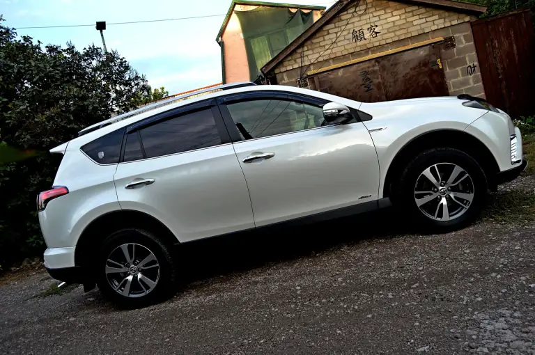 Продам toyota rav4 2016г. Рестайлинг (официал, сборка япония; покупали 10.08.2016г) идеал-эксклюзив, 2.0 4wd автомат. Полный привод(идеально обслуженный и рабочий), пробег в основном трасса: 171000 (родной: подтвержденный автотекой, которая чистая ;без юридических и технических нюансов, вся зеленая). Фактически один хозяин. Сервисная книжка и комплект ключей. Авто местное из ставропольского края( не москва, не питер и тем более не пригон ). Я хозяин (нахожусь в г. Макеевке). Авто в родном заводском окрасе 200%-даже бампера(цвет очень красивый white crystal shine перламутр). Ничего не крутилось и не снималось(все в оригинале, в том числе стекла по кругу ). Авто практически стояло, состояние нового как с автосалона авто(без вмятин сколов и царапин). Эксплуатировалась в семье не курящих, как машина выходного дня(пробег более чем реальный 171 тыс. ).абсолютно тех. Обслуженны все узлы и агрегаты(на автомобиле не экономил). Ходовая сбитая, нечего не гремит и не стучит. Двигатель очень приемистый и сухой(работает мягко и тихо), коробка в идеале. Такие авто найти очень сложно(особенно toyota rav4). Это авто без подводных камней и с прозрачной историей. Очень экономичный(для своего класса) 8л в смешаном цикле, практичный, вместительный и надежный автомобиль для семьи, с настоящим японским качеством и очень высоким клиренсом. .. Toyota rav4 является воплощением идеального сочетания надежности, динамичности, статусности и комфорта. Адоптированная подвеска к российскому бездорожью ведет себя безупречно. В автомобиле из опций есть все что нужно (и даже больше) для комфортной езды. В комплекте летняя резина (nexen корея) почти новая. ( запаску и домкрат даже не доставал- новые). Дополнительно в автосалоне сделанно:наружняя обработка кузова нанокерамическим защитным покрытием с полифлоном. Скрытые полости кузова-обработка жидким антикоррозионным материалом с тиксотропными свойствами dinitrol penetrant lt. Продажа автомобиля спонтанна. Возможен обмен по договоренности(не себе). Торг аргументированный. Много фото моего авто (если заинтересованны)могу прислать на telegram, max, whatsapp или почту. Тел. +79493164607. Стоимость автомобиля 2млн. 565 тыс.
Остальные подробности по тел. - фотография - 8