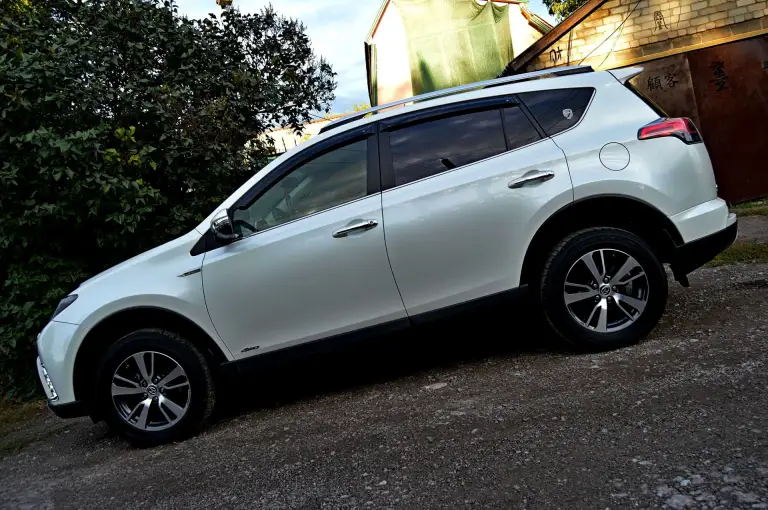 Продам toyota rav4 2016г. Рестайлинг (официал, сборка япония; покупали 10.08.2016г) идеал-эксклюзив, 2.0 4wd автомат. Полный привод(идеально обслуженный и рабочий), пробег в основном трасса: 171000 (родной: подтвержденный автотекой, которая чистая ;без юридических и технических нюансов, вся зеленая). Фактически один хозяин. Сервисная книжка и комплект ключей. Авто местное из ставропольского края( не москва, не питер и тем более не пригон ). Я хозяин (нахожусь в г. Макеевке). Авто в родном заводском окрасе 200%-даже бампера(цвет очень красивый white crystal shine перламутр). Ничего не крутилось и не снималось(все в оригинале, в том числе стекла по кругу ). Авто практически стояло, состояние нового как с автосалона авто(без вмятин сколов и царапин). Эксплуатировалась в семье не курящих, как машина выходного дня(пробег более чем реальный 171 тыс. ).абсолютно тех. Обслуженны все узлы и агрегаты(на автомобиле не экономил). Ходовая сбитая, нечего не гремит и не стучит. Двигатель очень приемистый и сухой(работает мягко и тихо), коробка в идеале. Такие авто найти очень сложно(особенно toyota rav4). Это авто без подводных камней и с прозрачной историей. Очень экономичный(для своего класса) 8л в смешаном цикле, практичный, вместительный и надежный автомобиль для семьи, с настоящим японским качеством и очень высоким клиренсом. .. Toyota rav4 является воплощением идеального сочетания надежности, динамичности, статусности и комфорта. Адоптированная подвеска к российскому бездорожью ведет себя безупречно. В автомобиле из опций есть все что нужно (и даже больше) для комфортной езды. В комплекте летняя резина (nexen корея) почти новая. ( запаску и домкрат даже не доставал- новые). Дополнительно в автосалоне сделанно:наружняя обработка кузова нанокерамическим защитным покрытием с полифлоном. Скрытые полости кузова-обработка жидким антикоррозионным материалом с тиксотропными свойствами dinitrol penetrant lt. Продажа автомобиля спонтанна. Возможен обмен по договоренности(не себе). Торг аргументированный. Много фото моего авто (если заинтересованны)могу прислать на telegram, max, whatsapp или почту. Тел. +79493164607. Стоимость автомобиля 2млн. 565 тыс.
Остальные подробности по тел. - фотография - 3