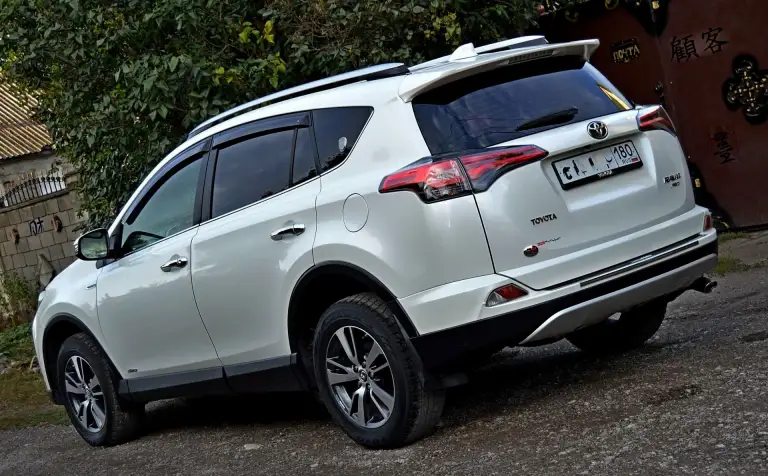 Продам toyota rav4 2016г. Рестайлинг (официал, сборка япония; покупали 10.08.2016г) идеал-эксклюзив, 2.0 4wd автомат. Полный привод(идеально обслуженный и рабочий), пробег в основном трасса: 171000 (родной: подтвержденный автотекой, которая чистая ;без юридических и технических нюансов, вся зеленая). Фактически один хозяин. Сервисная книжка и комплект ключей. Авто местное из ставропольского края( не москва, не питер и тем более не пригон ). Я хозяин (нахожусь в г. Макеевке). Авто в родном заводском окрасе 200%-даже бампера(цвет очень красивый white crystal shine перламутр). Ничего не крутилось и не снималось(все в оригинале, в том числе стекла по кругу ). Авто практически стояло, состояние нового как с автосалона авто(без вмятин сколов и царапин). Эксплуатировалась в семье не курящих, как машина выходного дня(пробег более чем реальный 171 тыс. ).абсолютно тех. Обслуженны все узлы и агрегаты(на автомобиле не экономил). Ходовая сбитая, нечего не гремит и не стучит. Двигатель очень приемистый и сухой(работает мягко и тихо), коробка в идеале. Такие авто найти очень сложно(особенно toyota rav4). Это авто без подводных камней и с прозрачной историей. Очень экономичный(для своего класса) 8л в смешаном цикле, практичный, вместительный и надежный автомобиль для семьи, с настоящим японским качеством и очень высоким клиренсом. .. Toyota rav4 является воплощением идеального сочетания надежности, динамичности, статусности и комфорта. Адоптированная подвеска к российскому бездорожью ведет себя безупречно. В автомобиле из опций есть все что нужно (и даже больше) для комфортной езды. В комплекте летняя резина (nexen корея) почти новая. ( запаску и домкрат даже не доставал- новые). Дополнительно в автосалоне сделанно:наружняя обработка кузова нанокерамическим защитным покрытием с полифлоном. Скрытые полости кузова-обработка жидким антикоррозионным материалом с тиксотропными свойствами dinitrol penetrant lt. Продажа автомобиля спонтанна. Возможен обмен по договоренности(не себе). Торг аргументированный. Много фото моего авто (если заинтересованны)могу прислать на telegram, max, whatsapp или почту. Тел. +79493164607. Стоимость автомобиля 2млн. 565 тыс.
Остальные подробности по тел. - фотография - 4