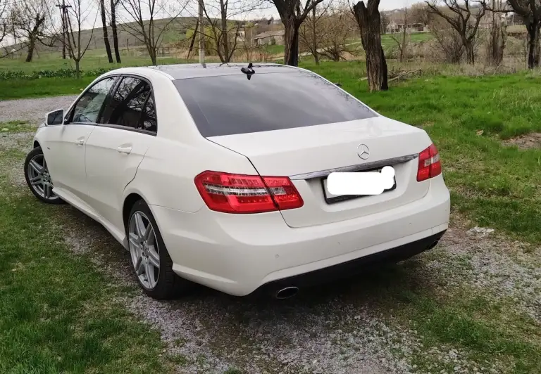 Мерседес е класс, w212, 2010год, 1.8 турбо, автомат,284тыс. Пробег. Автомобиль для своих лет по состоянию в хорошем, всё обслуживание по регламенту. Всё менялось и делалось вовремя, двигатель масло не употребляет, турбина тоже в порядке, коробка работает без всяких пенков рывков, кузов не ржавый, всё целое. Салон в хорошем состоянии, всё необходимое для комфорта в машине имеется. В остальном отвечу по вопросам по телефону. Цена 1 150 000т. Р, торг приветствую, обмен не интересует. +79490966051 - фотография - 2