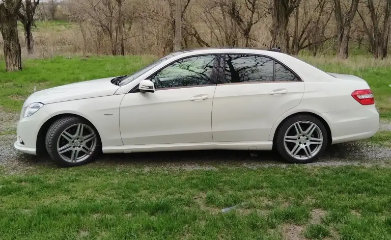 Мерседес е класс, w212, 2010год, 1.8 турбо, автомат,284тыс. Пробег. Автомобиль для своих лет по состоянию в хорошем, всё обслуживание по регламенту. Всё менялось и делалось вовремя, двигатель масло не употребляет, турбина тоже в порядке, коробка работает без всяких пенков рывков, кузов не ржавый, всё целое. Салон в хорошем состоянии, всё необходимое для комфорта в машине имеется. В остальном отвечу по вопросам по телефону. Цена 1 150 000т. Р, торг приветствую, обмен не интересует. +79490966051 - фотография - 6
