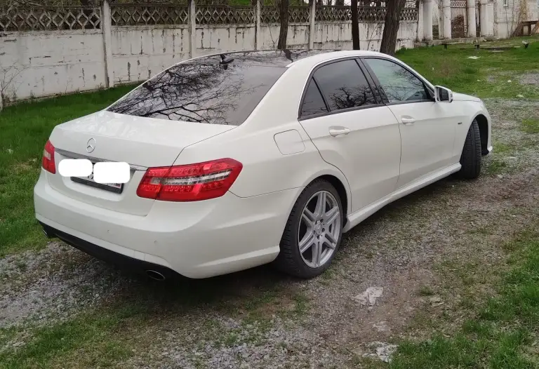 Мерседес е класс, w212, 2010год, 1.8 турбо, автомат,284тыс. Пробег. Автомобиль для своих лет по состоянию в хорошем, всё обслуживание по регламенту. Всё менялось и делалось вовремя, двигатель масло не употребляет, турбина тоже в порядке, коробка работает без всяких пенков рывков, кузов не ржавый, всё целое. Салон в хорошем состоянии, всё необходимое для комфорта в машине имеется. В остальном отвечу по вопросам по телефону. Цена 1 150 000т. Р, торг приветствую, обмен не интересует. +79490966051 - фотография - 10