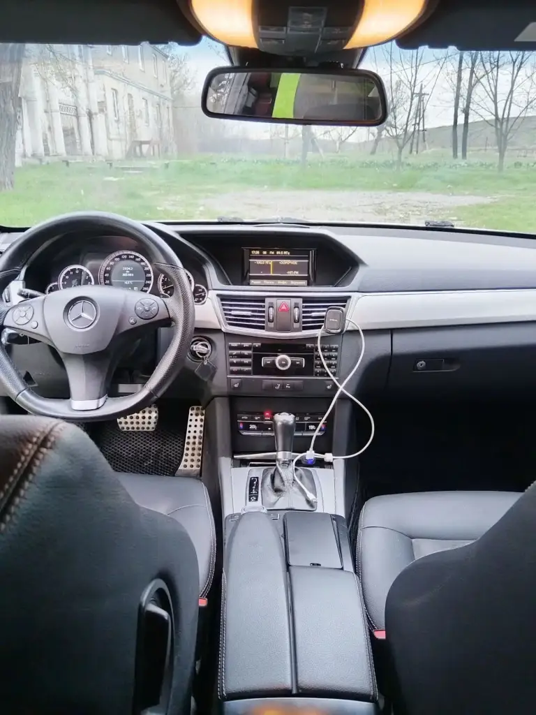 Мерседес е класс, w212, 2010год, 1.8 турбо, автомат,284тыс. Пробег. Автомобиль для своих лет по состоянию в хорошем, всё обслуживание по регламенту. Всё менялось и делалось вовремя, двигатель масло не употребляет, турбина тоже в порядке, коробка работает без всяких пенков рывков, кузов не ржавый, всё целое. Салон в хорошем состоянии, всё необходимое для комфорта в машине имеется. В остальном отвечу по вопросам по телефону. Цена 1 150 000т. Р, торг приветствую, обмен не интересует. +79490966051 - фотография - 5
