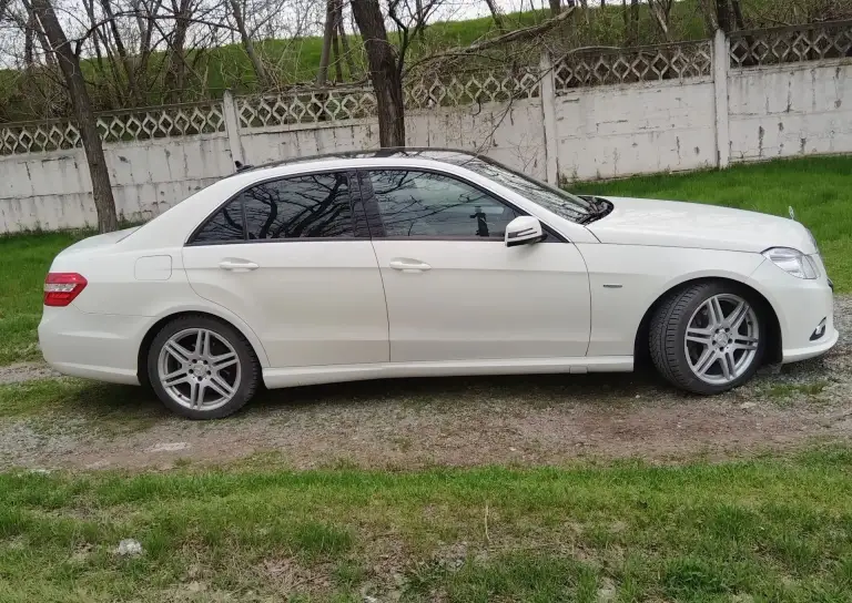 Мерседес е класс, w212, 2010год, 1.8 турбо, автомат,284тыс. Пробег. Автомобиль для своих лет по состоянию в хорошем, всё обслуживание по регламенту. Всё менялось и делалось вовремя, двигатель масло не употребляет, турбина тоже в порядке, коробка работает без всяких пенков рывков, кузов не ржавый, всё целое. Салон в хорошем состоянии, всё необходимое для комфорта в машине имеется. В остальном отвечу по вопросам по телефону. Цена 1 150 000т. Р, торг приветствую, обмен не интересует. +79490966051 - фотография - 8