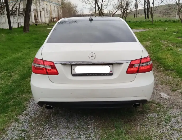 Мерседес е класс, w212, 2010год, 1.8 турбо, автомат,284тыс. Пробег. Автомобиль для своих лет по состоянию в хорошем, всё обслуживание по регламенту. Всё менялось и делалось вовремя, двигатель масло не употребляет, турбина тоже в порядке, коробка работает без всяких пенков рывков, кузов не ржавый, всё целое. Салон в хорошем состоянии, всё необходимое для комфорта в машине имеется. В остальном отвечу по вопросам по телефону. Цена 1 150 000т. Р, торг приветствую, обмен не интересует. +79490966051 - фотография - 4