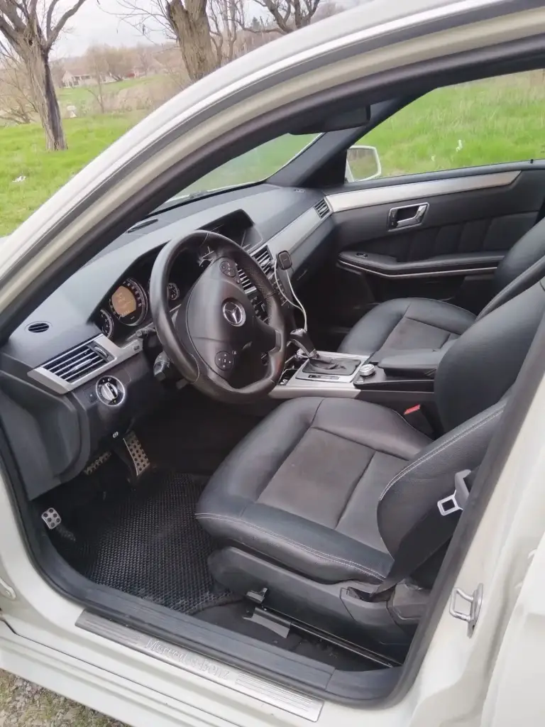 Мерседес е класс, w212, 2010год, 1.8 турбо, автомат,284тыс. Пробег. Автомобиль для своих лет по состоянию в хорошем, всё обслуживание по регламенту. Всё менялось и делалось вовремя, двигатель масло не употребляет, турбина тоже в порядке, коробка работает без всяких пенков рывков, кузов не ржавый, всё целое. Салон в хорошем состоянии, всё необходимое для комфорта в машине имеется. В остальном отвечу по вопросам по телефону. Цена 1 150 000т. Р, торг приветствую, обмен не интересует. +79490966051 - фотография - 9