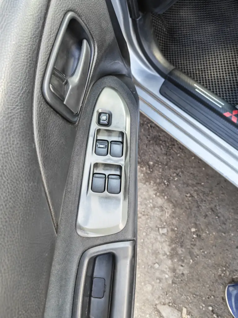 Срочная продажа mitsubishi lancer 9, 2005г. , объем 1.6л, едет бодро.
Цена 400 тыс. Руб. Торг
В хорошем состоянии, на кондиционере. Мотор работает отлично, не троит, не дымит, запускается с пол тычка, масло, фильтра поменяны. Коробка без нареканий, не выбивает, не хрустит втыкается чётко. Ходовка мягенькая.
Дно, пороги, стаканы, низа дверей целые. По электрики все работает, 4 эл. Стеклоподъёмника, регулировка зеркал, подогревы.
Планшет с задней камерой.
Музыка играет хорошо.
Резина хорошая r15, так же есть зима отдельно.
Автомобиль на полном ходу. Салон ухожен. Печка греет. Abs
Центральный замок.
Документы чистые, без штрафов, запретов, ограничений.
Переоформление без проблем, дкп на руках.
Обмен не интересует!
Осмотр: макеевка
По вопросам звоните: +79496306865 - фотография - 11