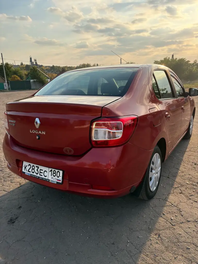 Продам рено логан 2 2013 года выпуска в отличном состоянии !автомобиль местный куплен ещё при украине первым собственником!я второй владелец!абсолютно весь автомобиль включая бампера в родном окрасе !!!все стекла оригинальный лобовое в том числе!!автомобиль полностью обслужен (недавно поменяно масло, антифриз, ремни, ролики, помпа, тормозные диски и колодки, наконечники, шаровые. ),состояние сел поехал!автомобиль в максимальной комплектации:кондиционер, гур,4 эсп, абс, оригинальная мультимедия с навигацией, круиз контроль мультируль!!в авто установлено качественное итальянское газовое оборудование(пропан)вписано в птс и стс. Мотор:1.2 работает идеально как на бензине так и на газу!!коробка механика также работает без нареканий!с авто отдам два комплекта колес!пробег:179000 оригинальный!!автомобиль не ржавый и тем более не гнилой!!авто не новое присутствуют сколы и пару царапин!цена :660000руб, торг у капота!осмотр макеевка!+79493997835 - фотография - 5