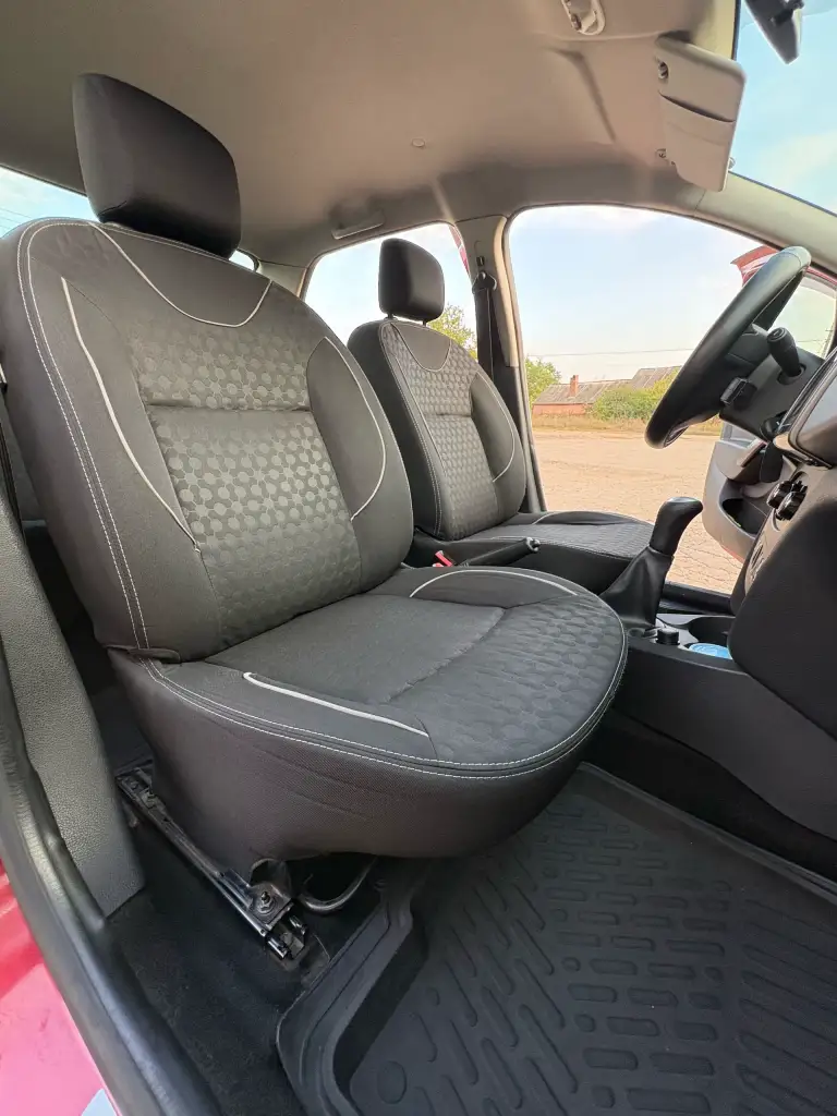 Продам рено логан 2 2013 года выпуска в отличном состоянии !автомобиль местный куплен ещё при украине первым собственником!я второй владелец!абсолютно весь автомобиль включая бампера в родном окрасе !!!все стекла оригинальный лобовое в том числе!!автомобиль полностью обслужен (недавно поменяно масло, антифриз, ремни, ролики, помпа, тормозные диски и колодки, наконечники, шаровые. ),состояние сел поехал!автомобиль в максимальной комплектации:кондиционер, гур,4 эсп, абс, оригинальная мультимедия с навигацией, круиз контроль мультируль!!в авто установлено качественное итальянское газовое оборудование(пропан)вписано в птс и стс. Мотор:1.2 работает идеально как на бензине так и на газу!!коробка механика также работает без нареканий!с авто отдам два комплекта колес!пробег:179000 оригинальный!!автомобиль не ржавый и тем более не гнилой!!авто не новое присутствуют сколы и пару царапин!цена :660000руб, торг у капота!осмотр макеевка!+79493997835 - фотография - 17