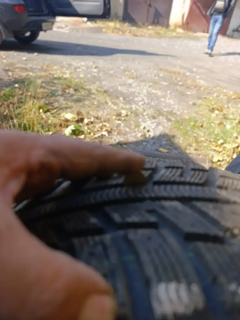 Продам зимние шины 215/55/r16, три покрышки kumho, две покрышки nokia в отличном состоянии на литых дисках sport max 5*112 в отличном состоянии, износ протектора на всех шинах 1-2 миллиметра состояние супер. Стояли на фольксваген пассат в7 1 сезон, который зимой практически не ездил. Цена за все 37 т. Рублей, можно шины и диски отдельно. Т +79493207147, +79494783624 - фотография - 5