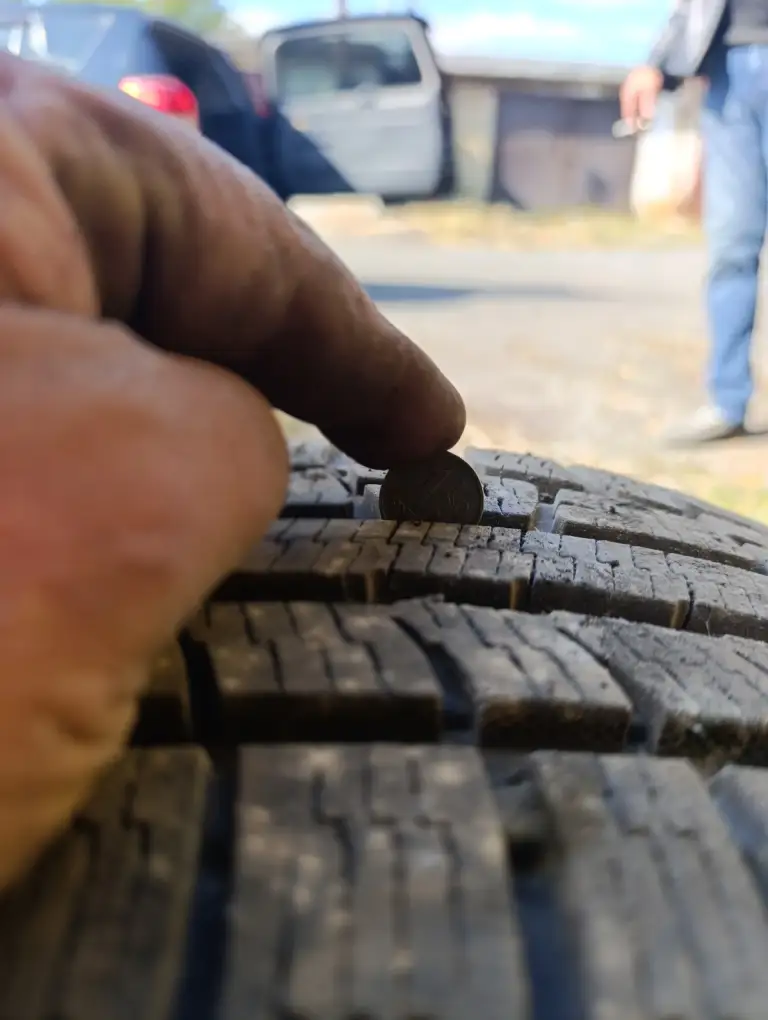 Продам зимние шины 215/55/r16, три покрышки kumho, две покрышки nokia в отличном состоянии на литых дисках sport max 5*112 в отличном состоянии, износ протектора на всех шинах 1-2 миллиметра состояние супер. Стояли на фольксваген пассат в7 1 сезон, который зимой практически не ездил. Цена за все 37 т. Рублей, можно шины и диски отдельно. Т +79493207147, +79494783624 - фотография - 4
