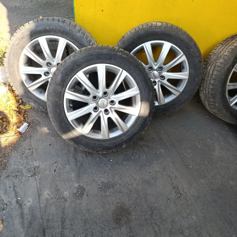 Продам зимние шины 215/55/r16, три покрышки kumho, две покрышки nokia в отличном состоянии на литых дисках sport max 5*112 в отличном состоянии, износ протектора на всех шинах 1-2 миллиметра состояние супер. Стояли на фольксваген пассат в7 1 сезон, который зимой практически не ездил. Цена за все 37 т. Рублей, можно шины и диски отдельно. Т +79493207147, +79494783624 - фотография - 2