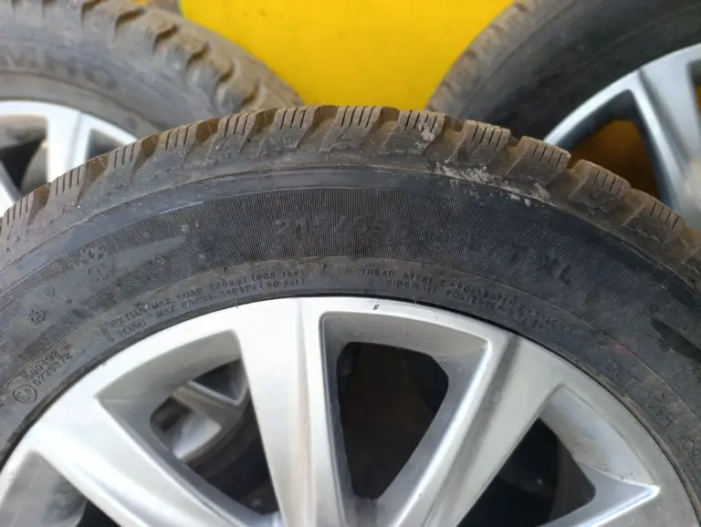 Продам зимние шины 215/55/r16, три покрышки kumho, две покрышки nokia в отличном состоянии на литых дисках sport max 5*112 в отличном состоянии, износ протектора на всех шинах 1-2 миллиметра состояние супер. Стояли на фольксваген пассат в7 1 сезон, который зимой практически не ездил. Цена за все 37 т. Рублей, можно шины и диски отдельно. Т +79493207147, +79494783624 - фотография - 3