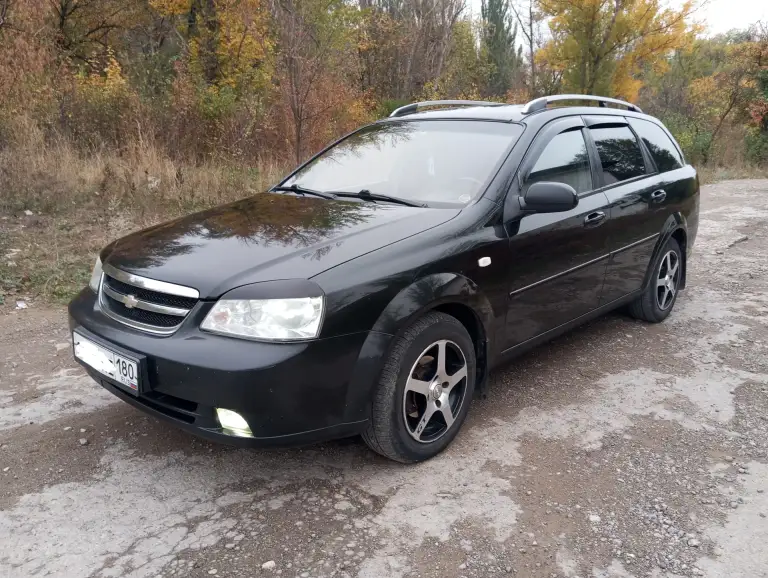 Продам chevrolet lacetti универсал 2008г. 1.6 бензин, механика, пробег 196т. В хорошем состоянии, в родном окрасе, дно пороги все целое, гнили ржавчины нет! Семейное ухоженное авто. Двигатель, кпп, подвеска в норме, на хорошем ходу! Новые диски, новая акб. Abs, airbag, гур, эл/стекла, зеркала-подогрев, кондиционер, мультируль, музыка android, ц/замок, 2 ключа и т. Д. Документы в порядке, местный учет. Цена: 480.000р. Енакиево. +79493652755, миранда +79490366206. - фотография - 1