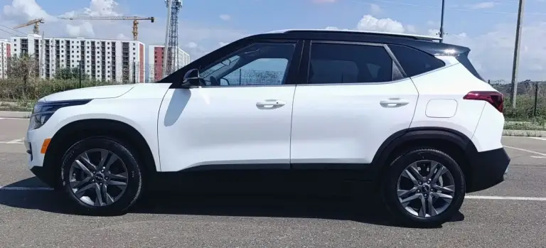 Продам киа селтос 2023 года, 2,0 бензин, 150 л. С. , 8 ми ступ автомат. Пробег 10 тыс. Миль. Авто в состоянии нового автомобиля, без ключевой доступ, кнопка старт-стоп, круиз-контроль, удержание полосы, экстренное торможение, слепые зоны, климат, комбинированный салон. Авто обслужено, произведена замена масел и фильтров. Цена 2,3 млн. Руб. Торг. Детально по телефону+79493202480, +79493560528 - фотография - 2