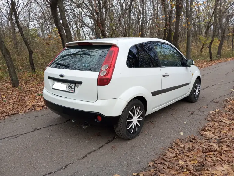 Продам ford fiesta mk5 в кузове купе 2007г. 1.4 tdi экономная пушка расход 5л. Пробег 230т. В хорошем состоянии, гнили рыжья нет. Пороги, дно все отлично. Авто местное не пригон. Двигатель, кпп, подвеска все в норме, была обслужена на 101тыс. ( есть заказ-наряд). На хорошем ходу! Abs, гур, эл/стекла-зеркала, кондиционер рабочий, ц/замок, штат. Магнитола. Документы в норме. Цена: 250.000р. Енакиево. +79493652755, миранда +79490366206. - фотография - 2