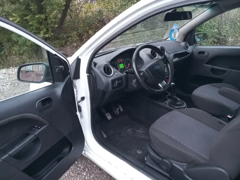 Продам ford fiesta mk5 в кузове купе 2007г. 1.4 tdi экономная пушка расход 5л. Пробег 230т. В хорошем состоянии, гнили рыжья нет. Пороги, дно все отлично. Авто местное не пригон. Двигатель, кпп, подвеска все в норме, была обслужена на 101тыс. ( есть заказ-наряд). На хорошем ходу! Abs, гур, эл/стекла-зеркала, кондиционер рабочий, ц/замок, штат. Магнитола. Документы в норме. Цена: 250.000р. Енакиево. +79493652755, миранда +79490366206. - фотография - 4