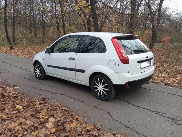 Продам ford fiesta mk5 в кузове купе 2007г. 1.4 tdi экономная пушка расход 5л. Пробег 230т. В хорошем состоянии, гнили рыжья нет. Пороги, дно все отлично. Авто местное не пригон. Двигатель, кпп, подвеска все в норме, была обслужена на 101тыс. ( есть заказ-наряд). На хорошем ходу! Abs, гур, эл/стекла-зеркала, кондиционер рабочий, ц/замок, штат. Магнитола. Документы в норме. Цена: 250.000р. Енакиево. +79493652755, миранда +79490366206. - фотография - 3