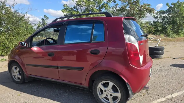 Chery kimo (a1) 1.3 amt, 2012, передний привод, робот, пробег 199000, цена 300 000. Тел. +7949 383 96 61
Оригинал птс. Не в залоге. В салоне не курили. Зимняя резина в комплекте. Возможен торг при осмотре. На кузове имеются жизненные болячки, связанные с возрастом, но отреставрированные. По силовой и ходовой части - всё отлично. Робот работает тоже отлично, никогда небыло проблем. Кондиционер тоже. В комплекте - автодержатель для телефона с функцией беспроводной зарядки, оригинальный багажник (поернчины) на крышу. , запасные дефлекторы новые. Магнитола с мр4 и сенсорным экраном (jps и остальное). - фотография - 3