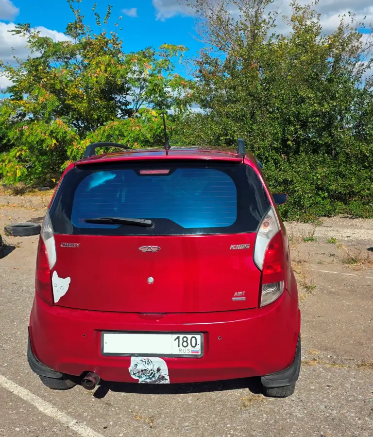 Chery kimo (a1) 1.3 amt, 2012, передний привод, робот, пробег 199000, цена 300 000. Тел. +7949 383 96 61
Оригинал птс. Не в залоге. В салоне не курили. Зимняя резина в комплекте. Возможен торг при осмотре. На кузове имеются жизненные болячки, связанные с возрастом, но отреставрированные. По силовой и ходовой части - всё отлично. Робот работает тоже отлично, никогда небыло проблем. Кондиционер тоже. В комплекте - автодержатель для телефона с функцией беспроводной зарядки, оригинальный багажник (поернчины) на крышу. , запасные дефлекторы новые. Магнитола с мр4 и сенсорным экраном (jps и остальное). - фотография - 2