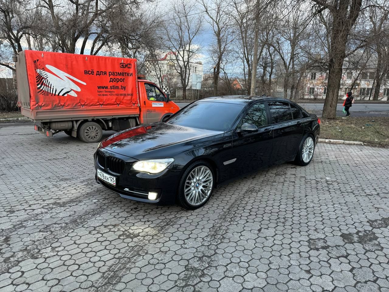 Купить bmw 740li xdrive 2014г. 3 литра, 4вд. в максимальной комплектации, с  люком, доводчиками, подголовниками, мониторами итд. чёрного цвета, новая  л...