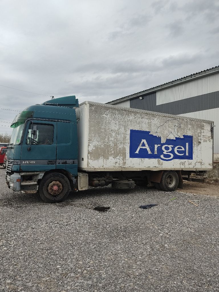 Продам mercedes-benz actros 2001г. объем 12л, реф рабочий, на 18 поддонов. пневмоподушки и амортизаторы недавно заменены. есть недочеты по кузову. тяговая резина в хорошем состоянии. вопросы по телефону +7 949 334 16 25. цена 800 000 - фотография - 3