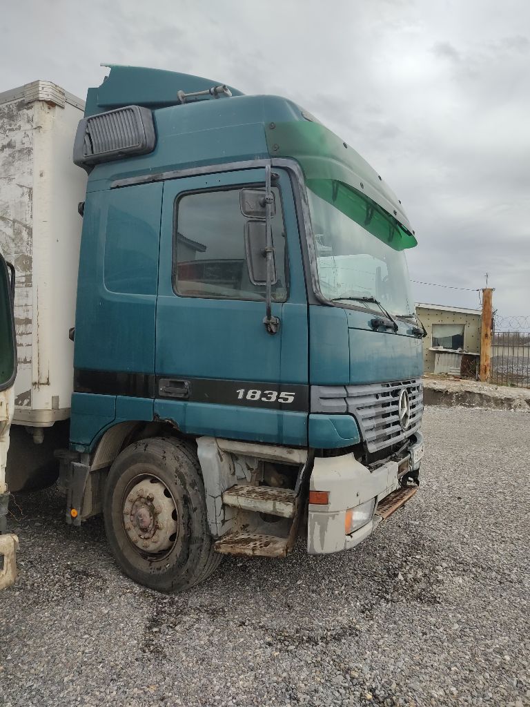 Продам mercedes-benz actros 2001г. объем 12л, реф рабочий, на 18 поддонов. пневмоподушки и амортизаторы недавно заменены. есть недочеты по кузову. тяговая резина в хорошем состоянии. вопросы по телефону +7 949 334 16 25. цена 800 000 - фотография - 2