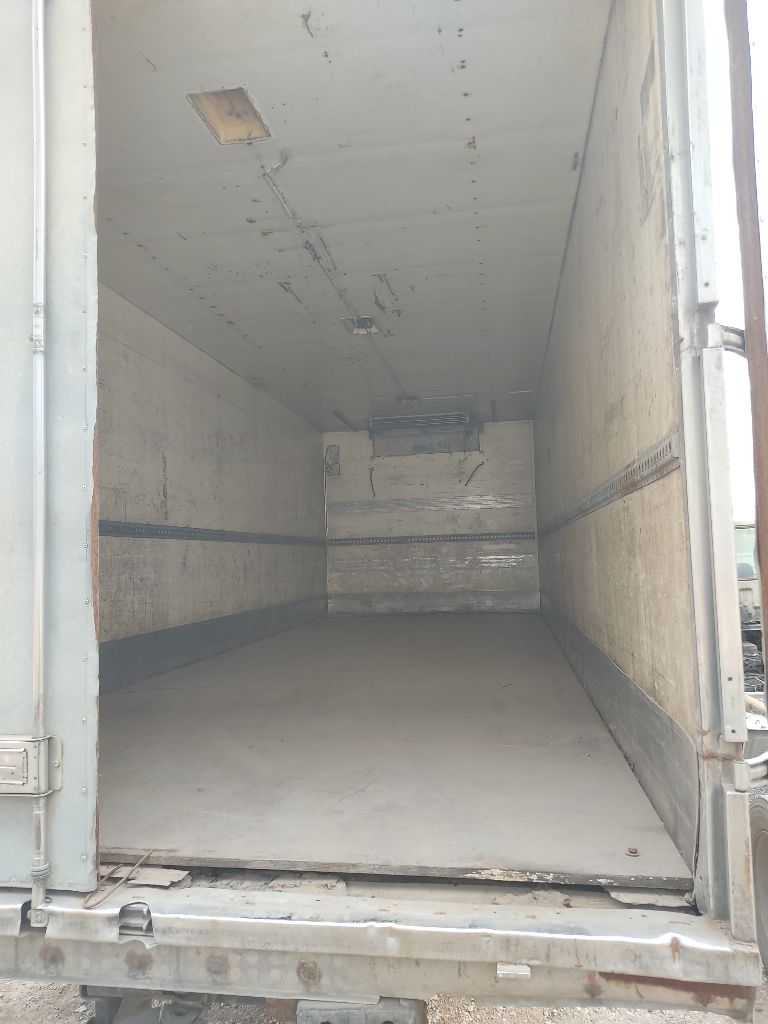 Продам mercedes-benz actros 2001г. объем 12л, реф рабочий, на 18 поддонов. пневмоподушки и амортизаторы недавно заменены. есть недочеты по кузову. тяговая резина в хорошем состоянии. вопросы по телефону +7 949 334 16 25. цена 800 000 - фотография - 5